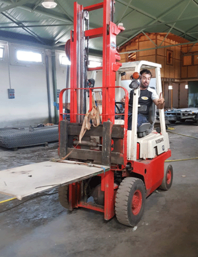 trabajando en nave industrial